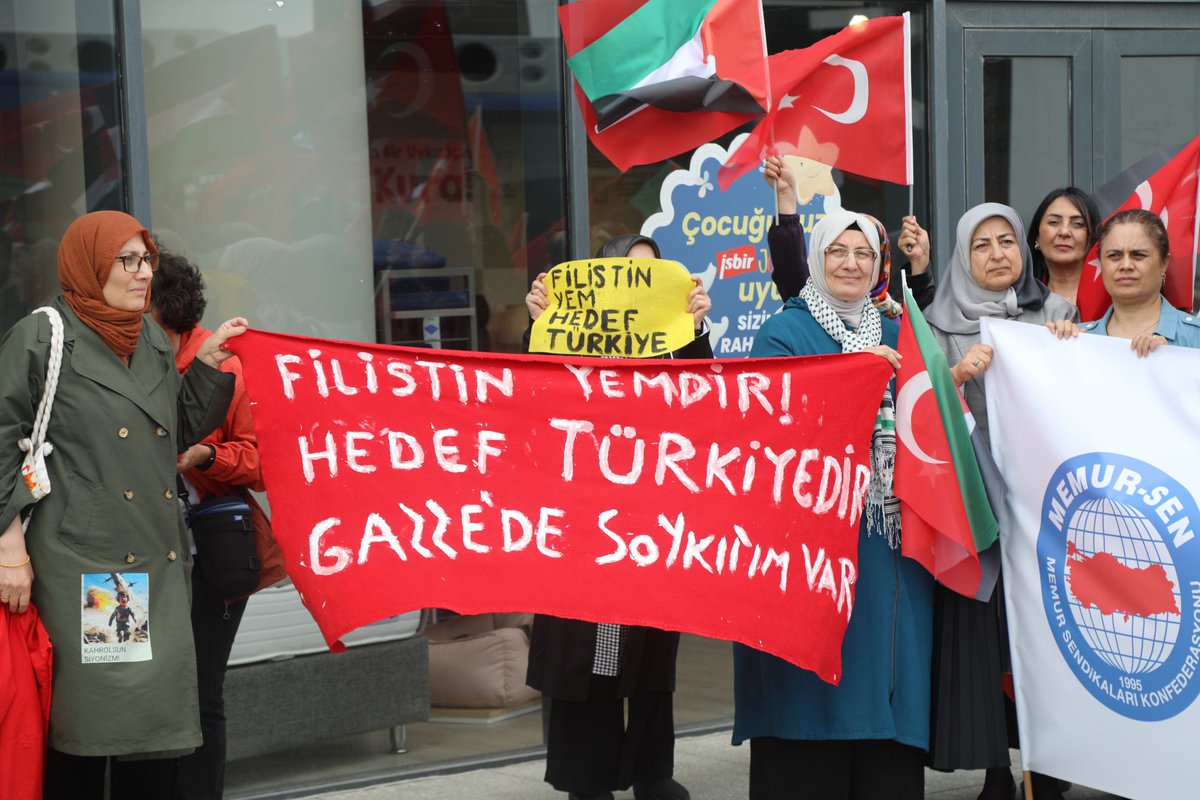 Filistin’de Soykırıma Göz Yumulamaz, BM Görevini Yapmalıdır

1 Mayıs'ın arifesinde Gazze'de yaşanan soykırıma dur demek; katledilen, yerinden edilen ve hakları ihlal edilen emekçileri anmak için Birleşmiş Milletler Ankara Temsilciliği önünde eylem yaptık. Siyah Çelenk bıraktık.