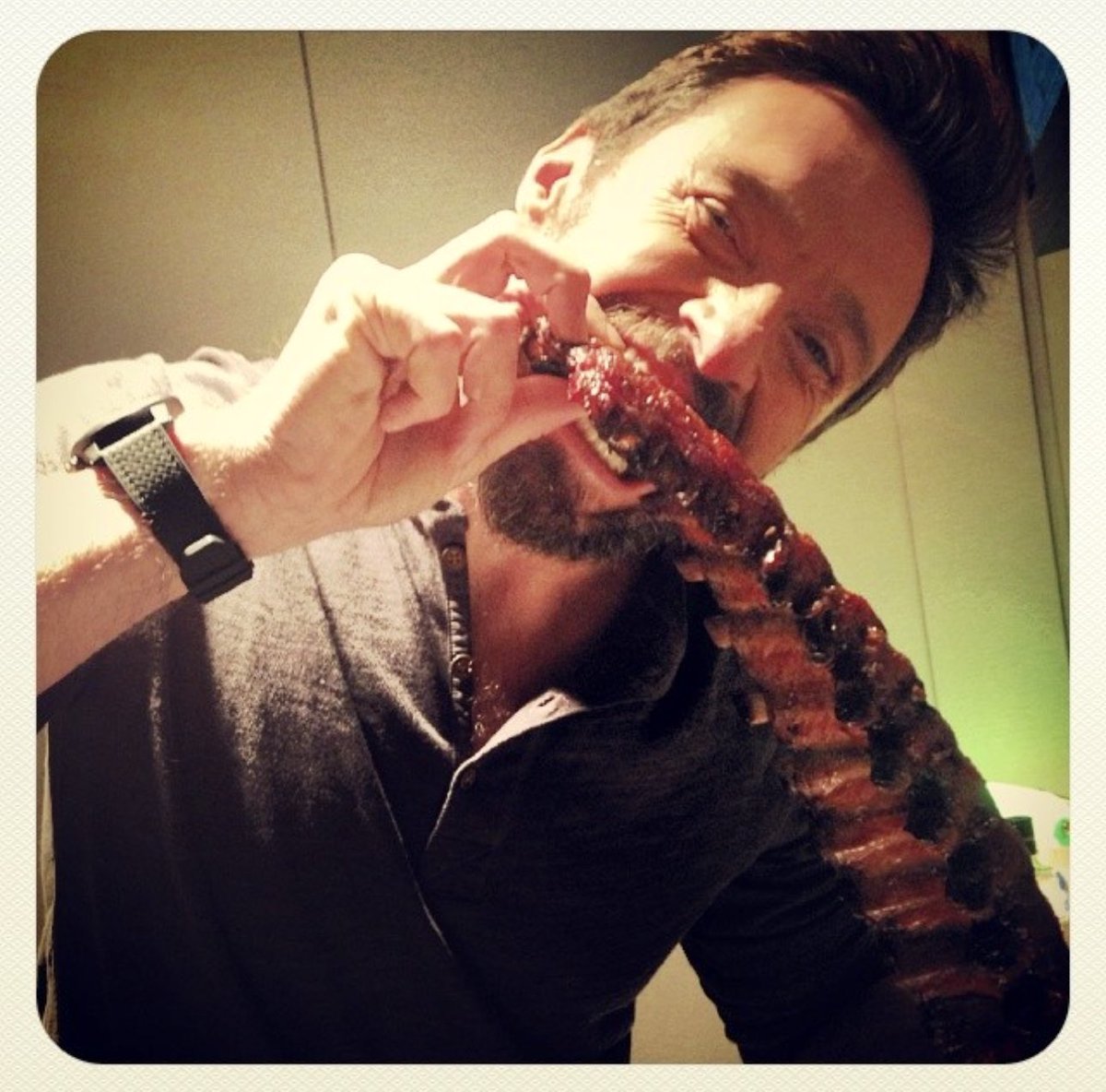 Meateater Monday? Ten years ago today, Hugh enjoyed a huge rack of ribs in St. Louis, and now we’re hungry! #hughjackman #onthisday 

📷: Hugh Jackman