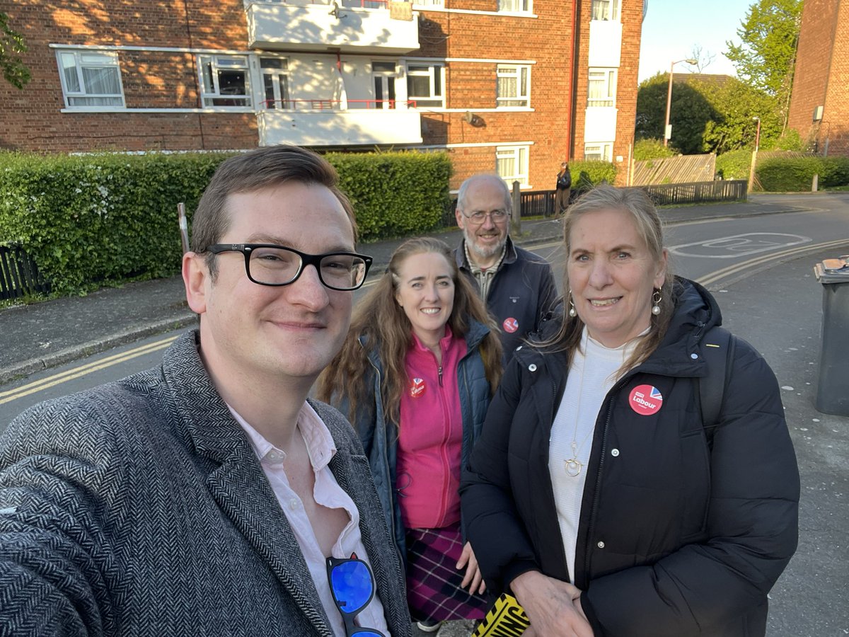 Caught the last of the sunshine talking to #GrovePark residents on Wydeville Manor Rd and Lupton Close, picking up local issues and reminding people to vote for @SadiqKhan and @Len_Duvall on Thursday! 🌹 🗳 Remember to bring photo ID to the polls & use all your votes for Labour!