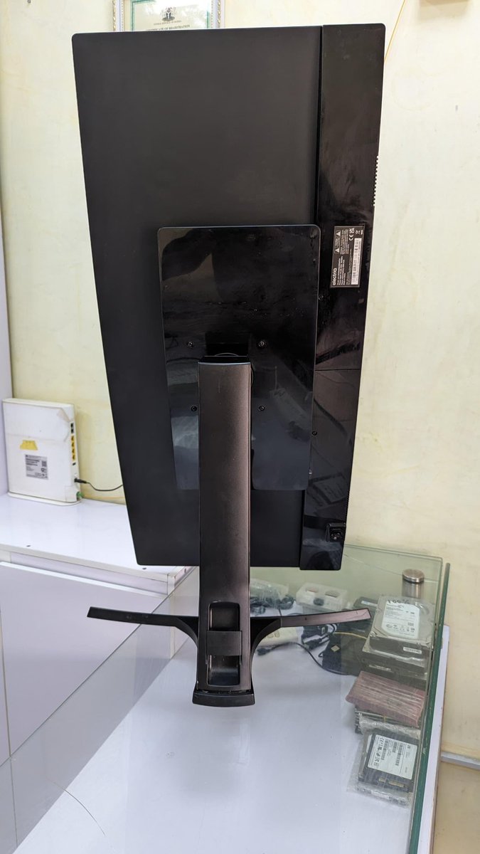 EiQ 35 inch curved monitor, 4k display, 100hz refresh rate
#gaming #gamingpc #gamingsetup #desktop #monitor