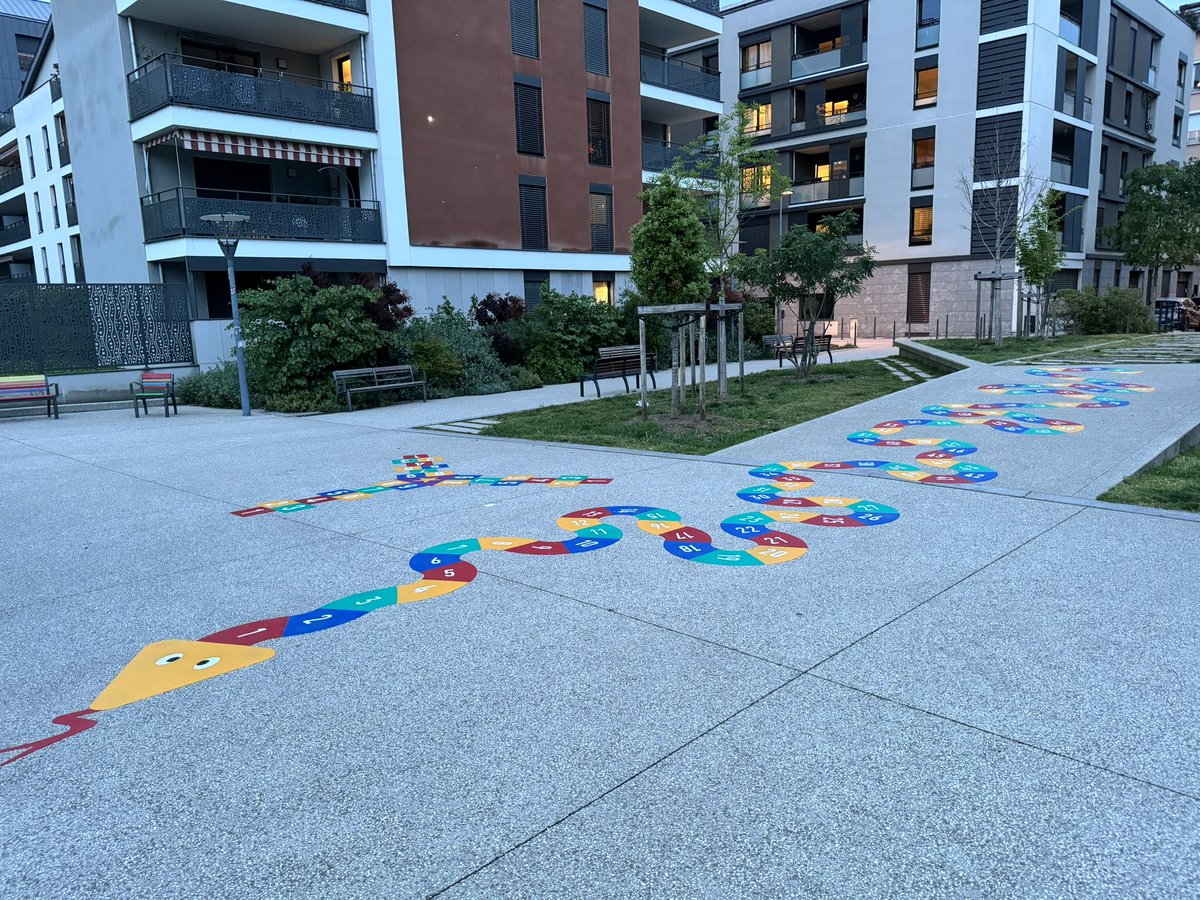 🏫 Rentrée des classes ce matin, avec une jolie surprise pour les enfants de l’école Veyet #Lyon7 qui ont pu découvrir les nouveaux marquages ludiques sur la place kergomard, qu’ils avaient eux mêmes choisis ! 🐍 #Lyon #VilleDesEnfants #RueDesEnfants