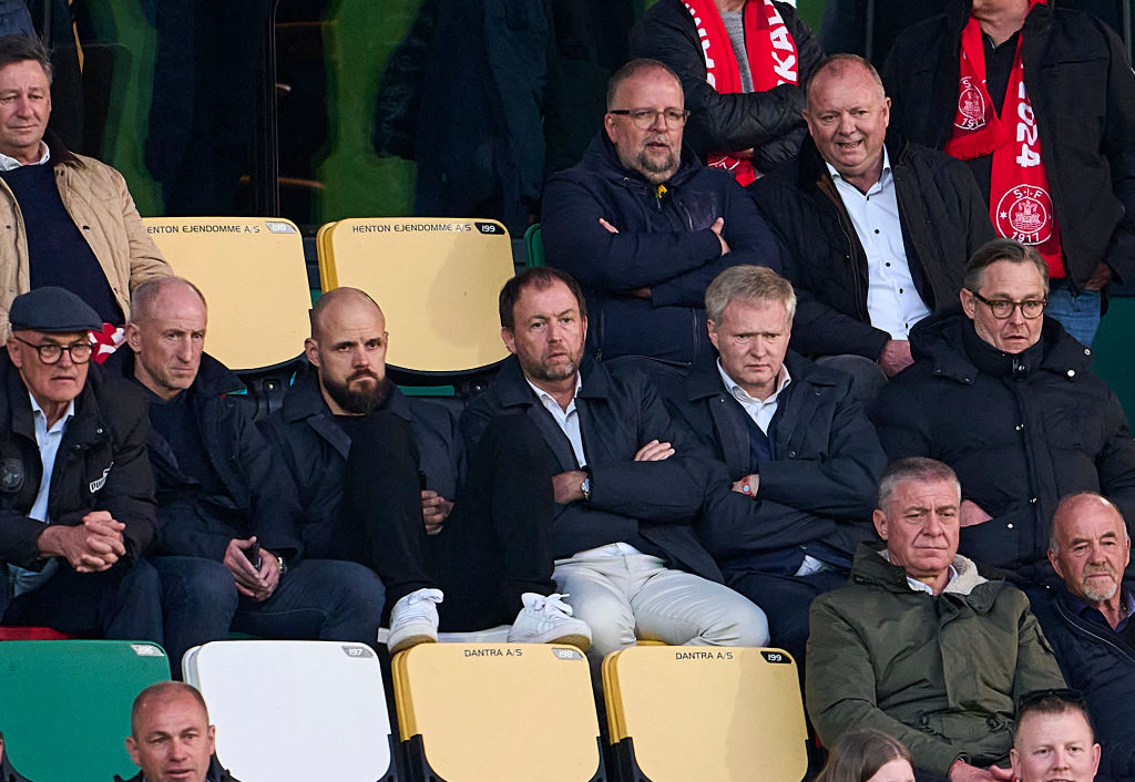 Vi kommer nok forbi dette billede, når vi skal tale Silkeborg-FC Midtjylland i morgen i Støt Mediano-kanalen.
Det fortæller en del.
Jeg har Azad & Kasper Klarskov i studiet.
Det er i øvrigt et af @LarsRonbog sidste billeder for Getty (han udgiver fremover fra frontzonesport)