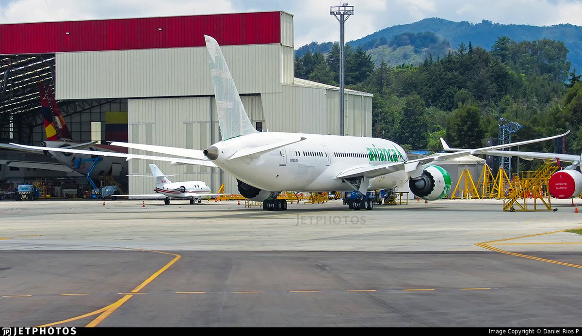Acá tenemos al nuevo Boeing 787-8 Dreamliner de avianca, matrícula N799AV, en Medellín 🇨🇴 Será el primer 787 de la aerolínea en tener livery verde.
