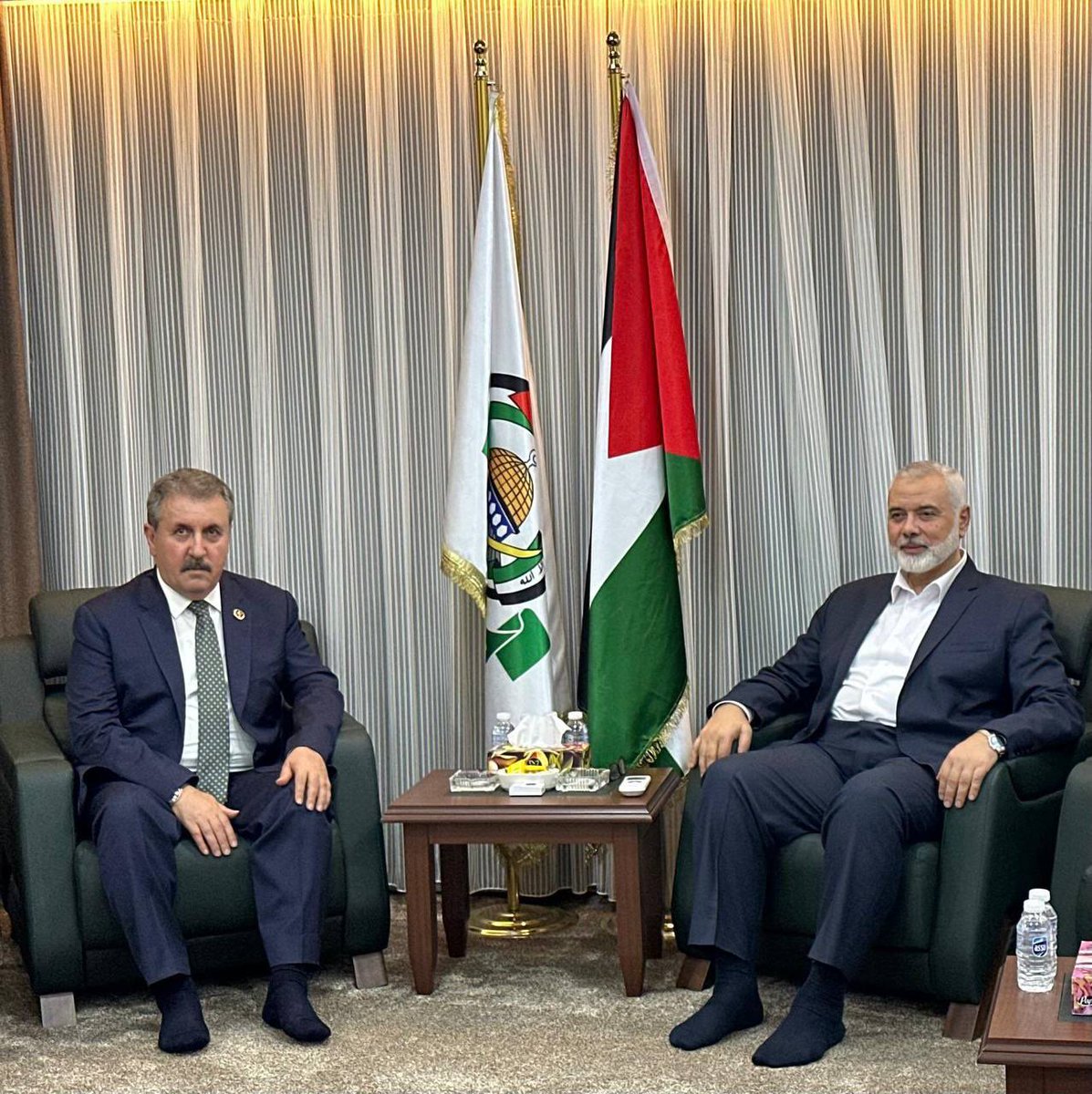 🔻#Hamas lideri İsmail Haniye ve Büyük Birlik Partisi Mustafa Destici, İstanbul’da bir araya geldi. Destici, Hamas liderinin Gazze’de şehit edilen çocukları ve torunları için taziyelerini iletti.