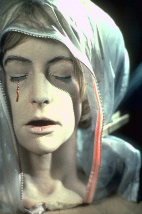Behind the scenes
Tina's death shroud
A Nightmare on Elm Street, 1984.