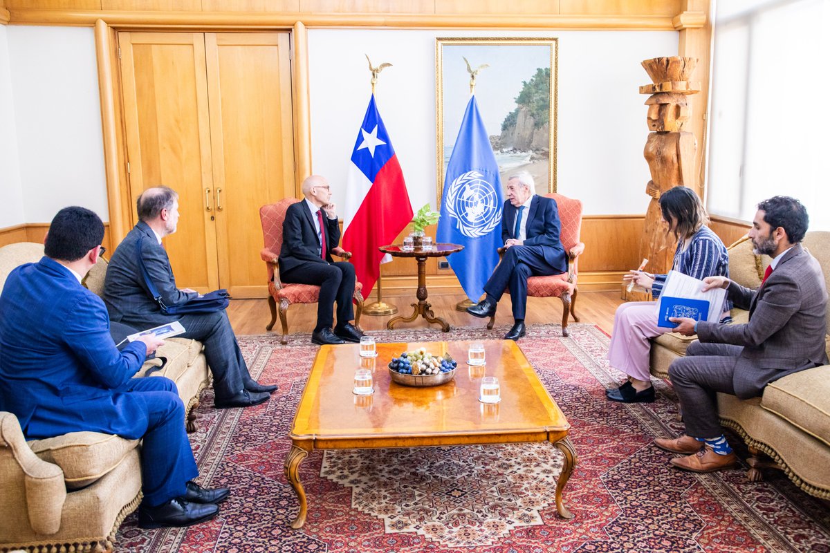 El canciller @AlbertoKlaveren se reunió con el alto comisionado de las Naciones Unidas para los Derechos Humanos, @volker_turk, quien está en Chile para participar en la Junta de Jefes Ejecutivos del Sistema de las Naciones Unidas el 2 y 3 de mayo.