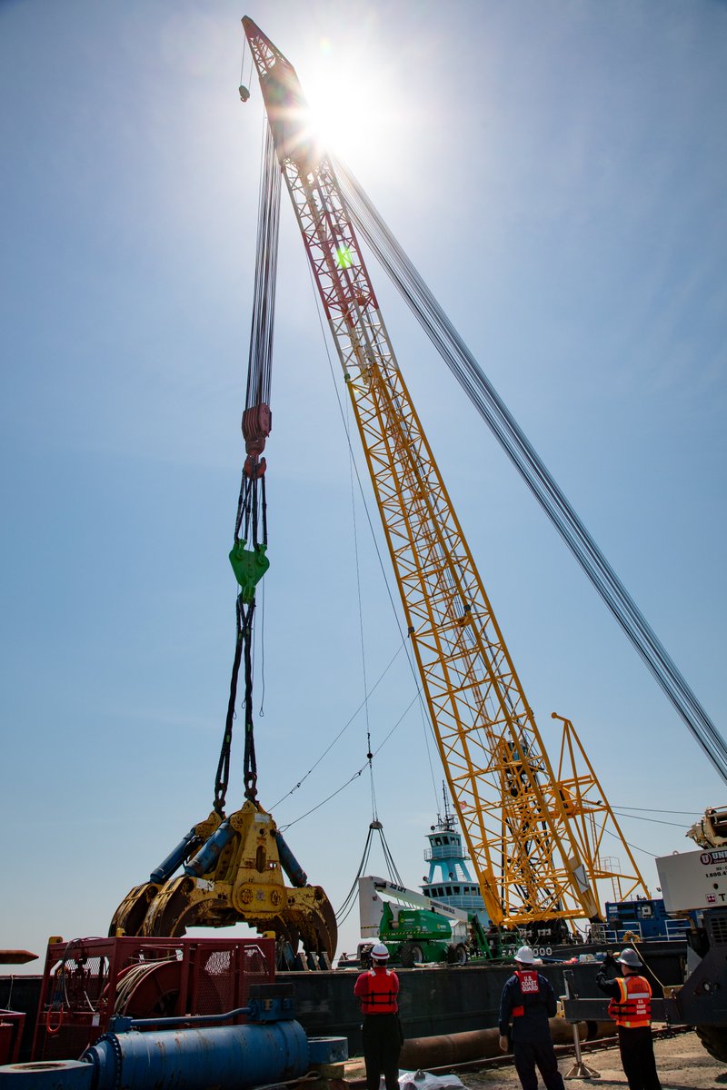 Debris and wreckage removal is on-going in support of a top priority to safely and efficiently open the Fort McHenry Channel. 📸: Christopher Rosario @USACEBaltimore #FSKBridge @ArmyCorpsNAD @MayorBMScott @BmoreCityDOT @USCG 2/2