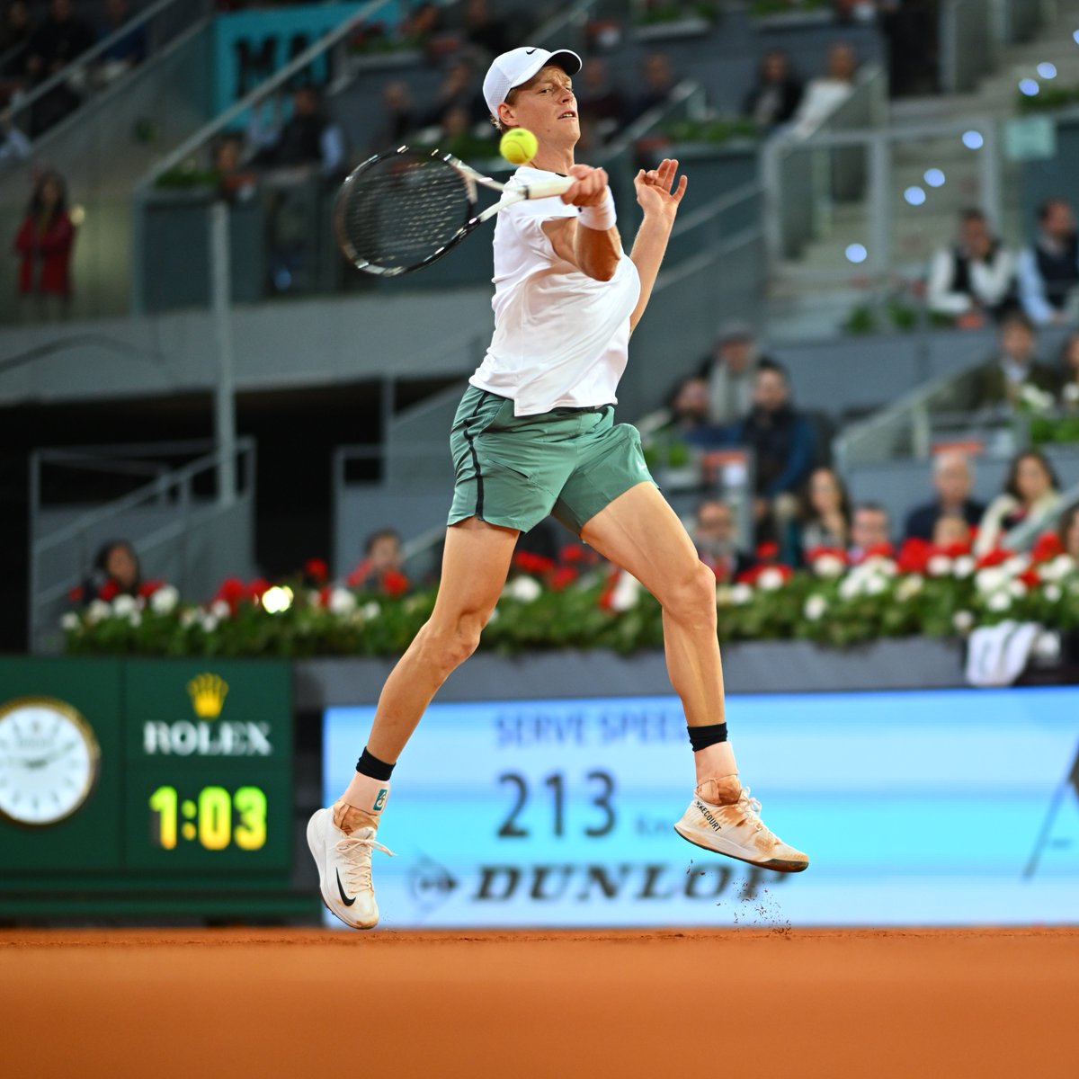 Uno que va volando 🔥 @janniksin pasa a R4 tras vencer a Kotov 6-2 7-5. @MutuaMadridOpen | #MMOPEN