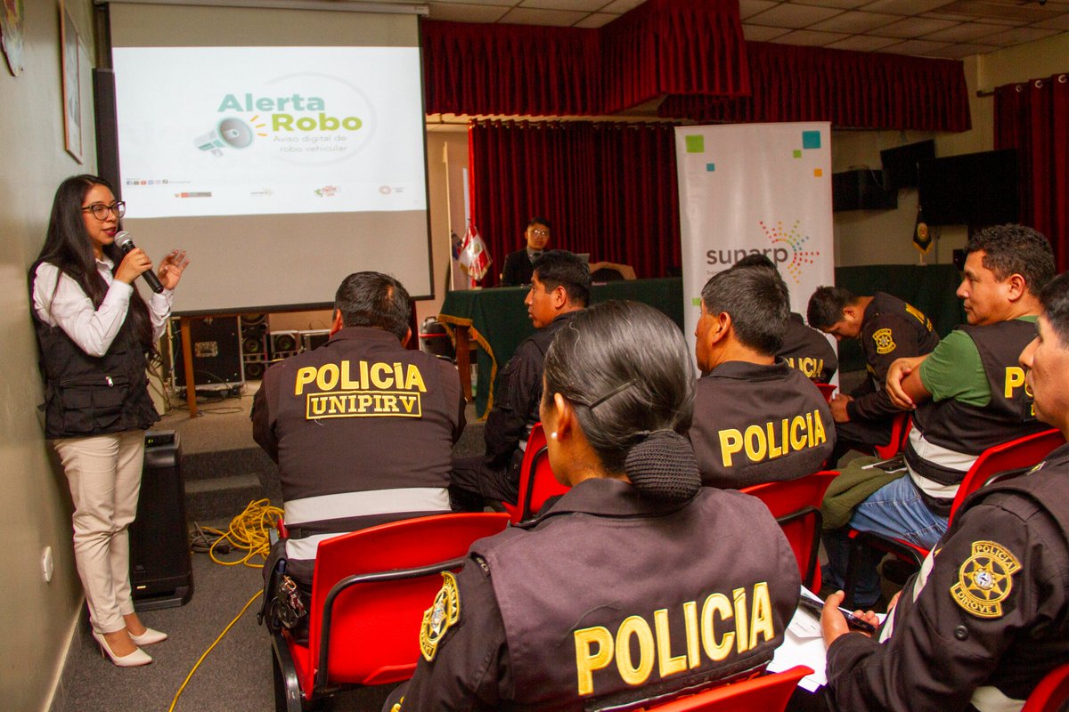 SunarpOficial's tweet photo. #NoticiasSunarp | A fin de difundir el nuevo servicio gratuito #AlertaRobo, para registrar, de forma inmediata, el robo de tu vehículo y evitar estafas, se presentó a personal policial de la Dirección de Tránsito y la División Antirrobo de la VII Macro Región Policial Cusco. https://t.co/gyzDTxP66a