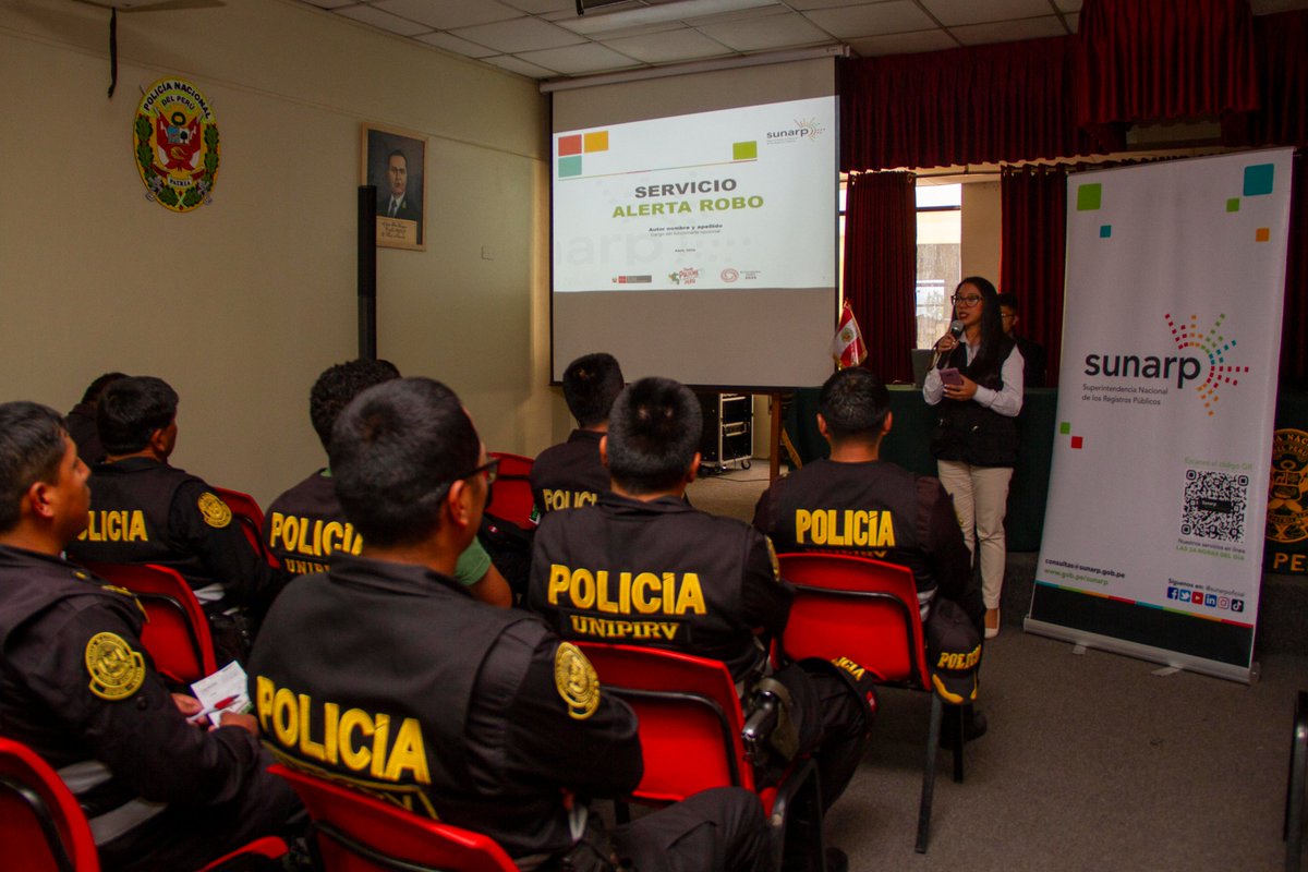 SunarpOficial's tweet photo. #NoticiasSunarp | A fin de difundir el nuevo servicio gratuito #AlertaRobo, para registrar, de forma inmediata, el robo de tu vehículo y evitar estafas, se presentó a personal policial de la Dirección de Tránsito y la División Antirrobo de la VII Macro Región Policial Cusco. https://t.co/gyzDTxP66a