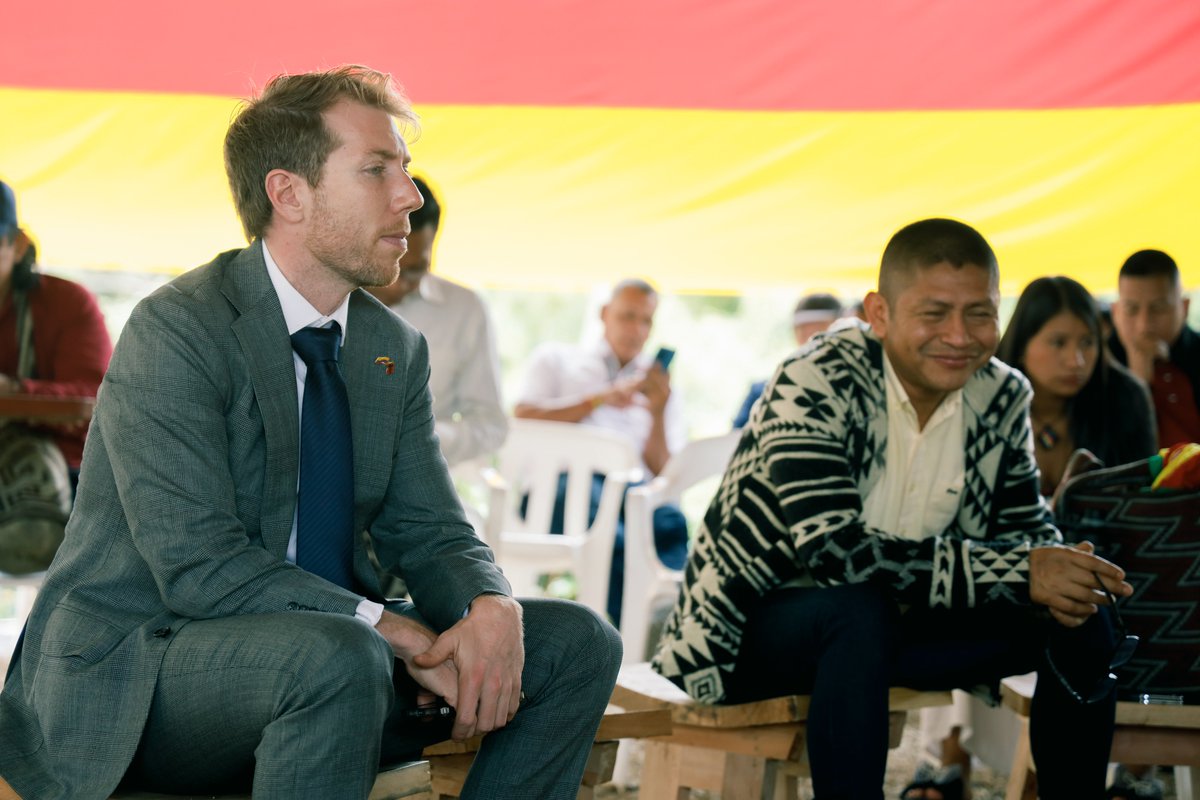 En nuestra asamblea de autoridades @ONIC_Colombia recibimos la visita del secretario de la @EmbajadaNoruega Troels Leming para hablar de paz y protección de los territorios indigenas. Agradecemos su disposición para acompañar al movimiento indigena colombiano. Caminamos la