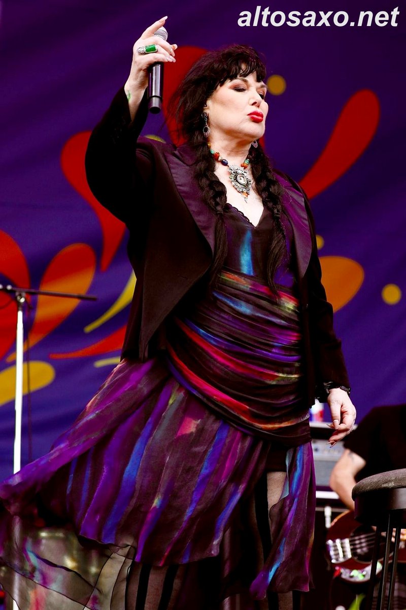 Ann Wilson of Heart performs live at New Orleans Jazz & Heritage Festival 2024 at Fair Grounds Race Course in New Orleans on April 28, 2024. #Heartband #JazzFest #NewOrleansJazzFest 
ALTOSAXO Music Apparel 
altosaxo.net