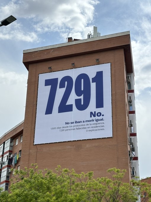 En Madrid están apareciendo carteles como estos. Ya que no lo verán en la tele, lo verán en las calles. Poesía urbana.