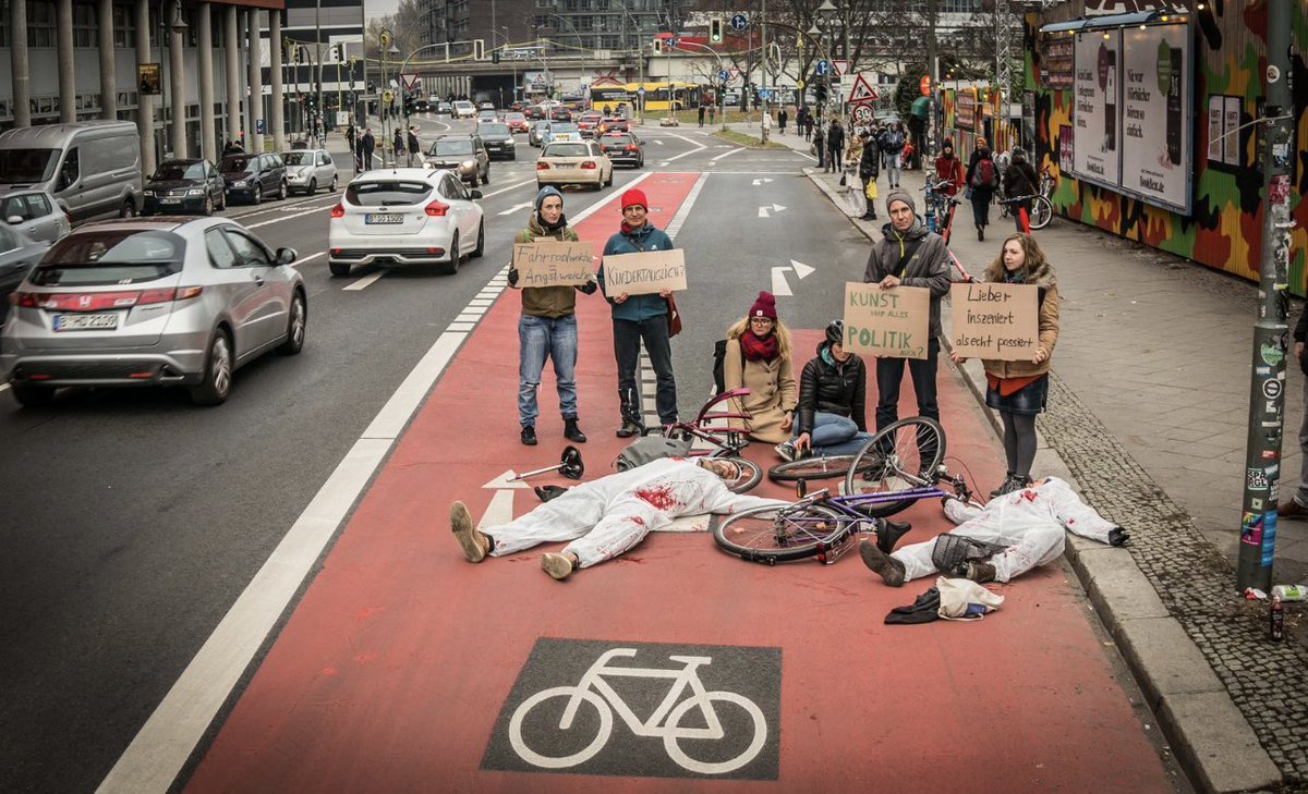 11 Jährige dürfen keinen Fußweg mehr benutzen , wenn sie Fahrrad Fahren !!! statt TodesStreifen besser #RundUmGrün für Den urbanen Alltags Radverkehr/ & @fussverkehr_de @klimaunion @RegierungBW @CCitiesOrg @kaiwegner @SPDbenzin  @c_lindner @Wissing @DVR_info @bmdv @KinderaufsRad