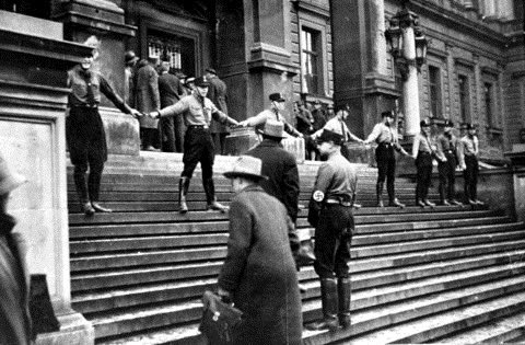 @OliLondonTV These “protesters” - with their faces covered just like the KKK - are doing precisely what N@zi brown shirts did when they prevented Jewish students from entering the University of Vienna in the 1930s. Absolutely disgusting.