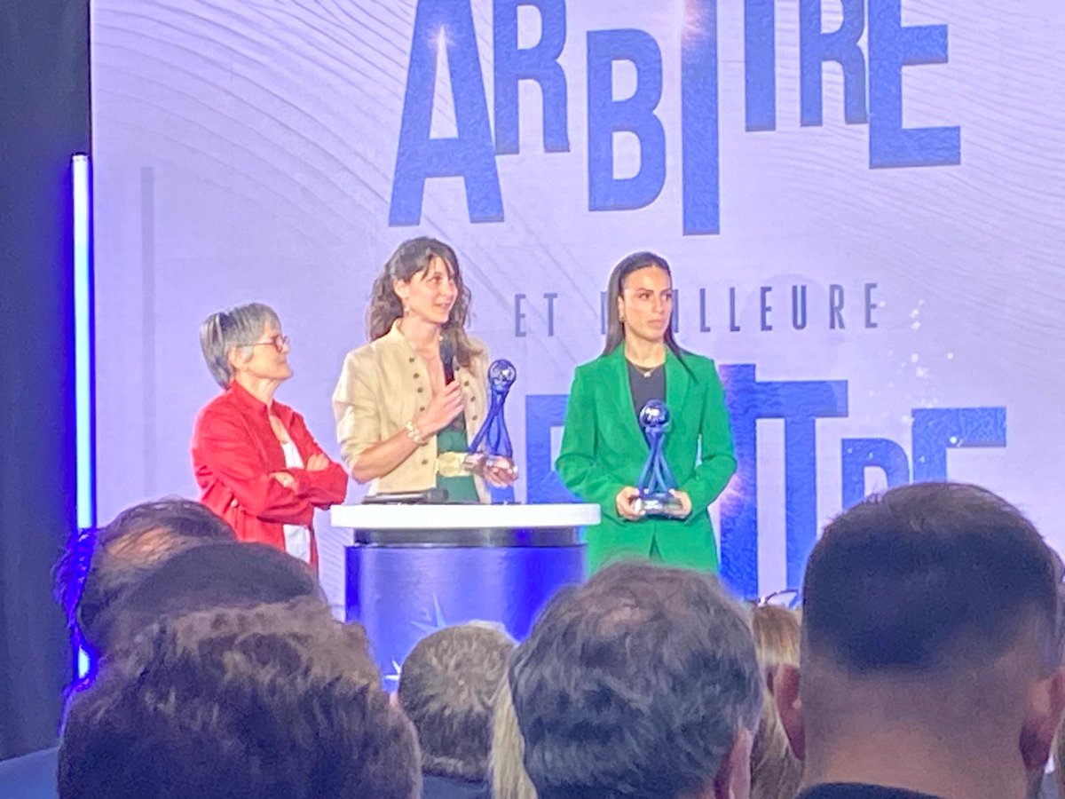 ⭕️Trophées @D1Arkema ➡️Emeline Rochebilière et Camille Comba récupèrent leurs trophées !