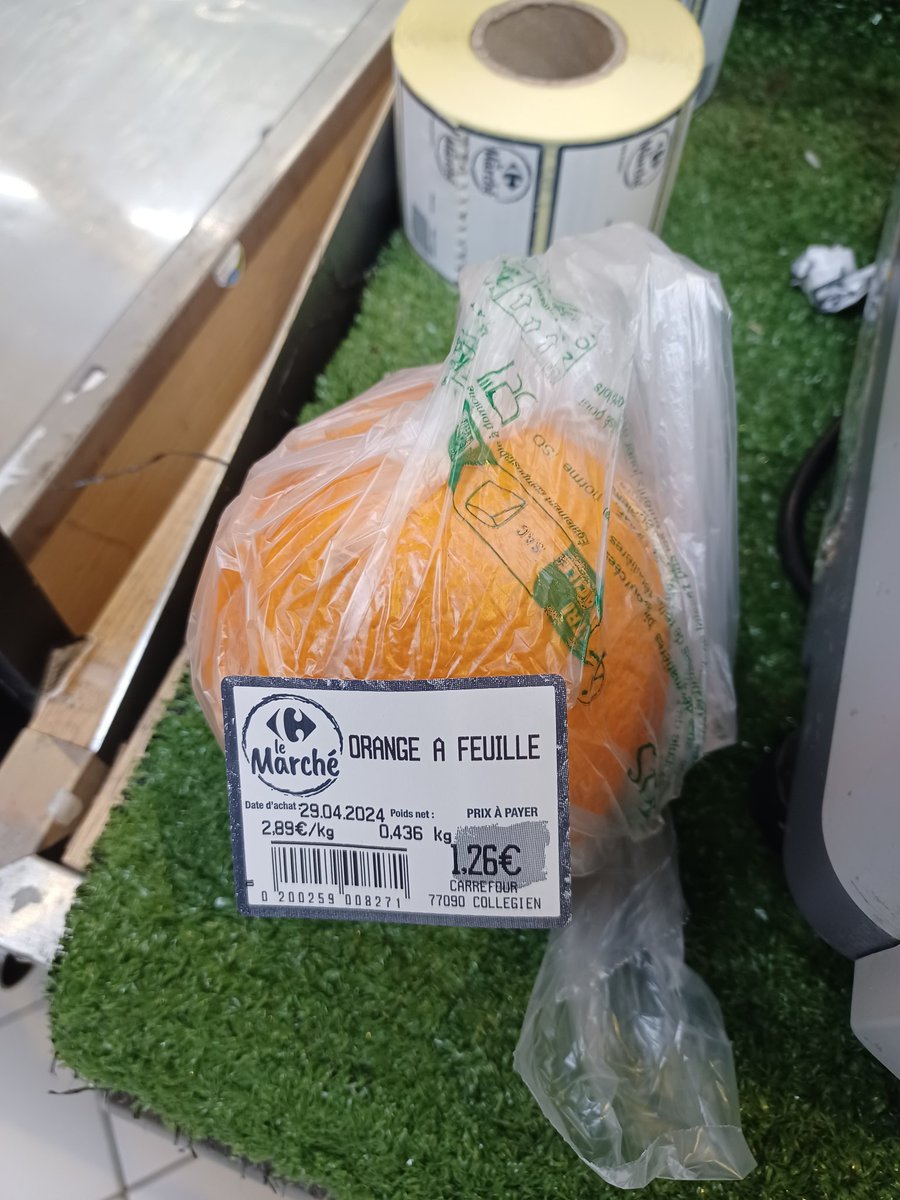 BriceDu77's tweet photo. Donc on a toujours pas de grève générale ou de zbeul.
1.26 l'orange... c'est indexé sur le carburant c'est ça ? 
( ps je ne l'ai pas acheter hein ) 
#Émeute #Zbeul #1ermai https://t.co/ZSh1cp3f2a