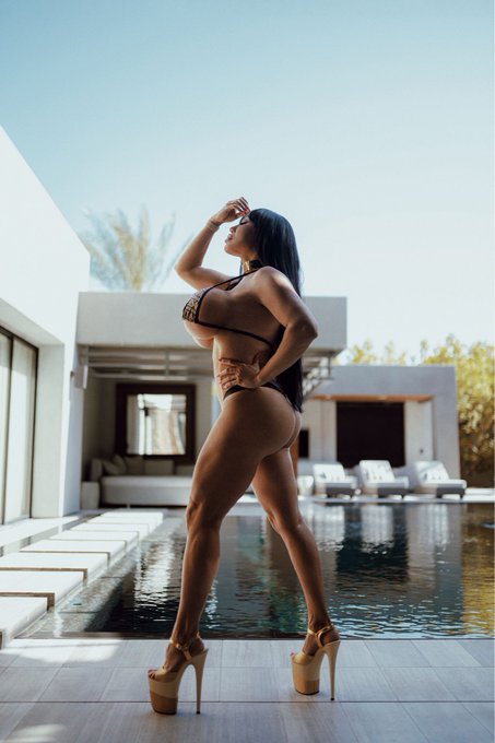 Mommy is built!  I&rsquo;m a brick shit house!  Happy Milf Monday!  https://t.co/pdjtJDqYO2 https://t.co/9