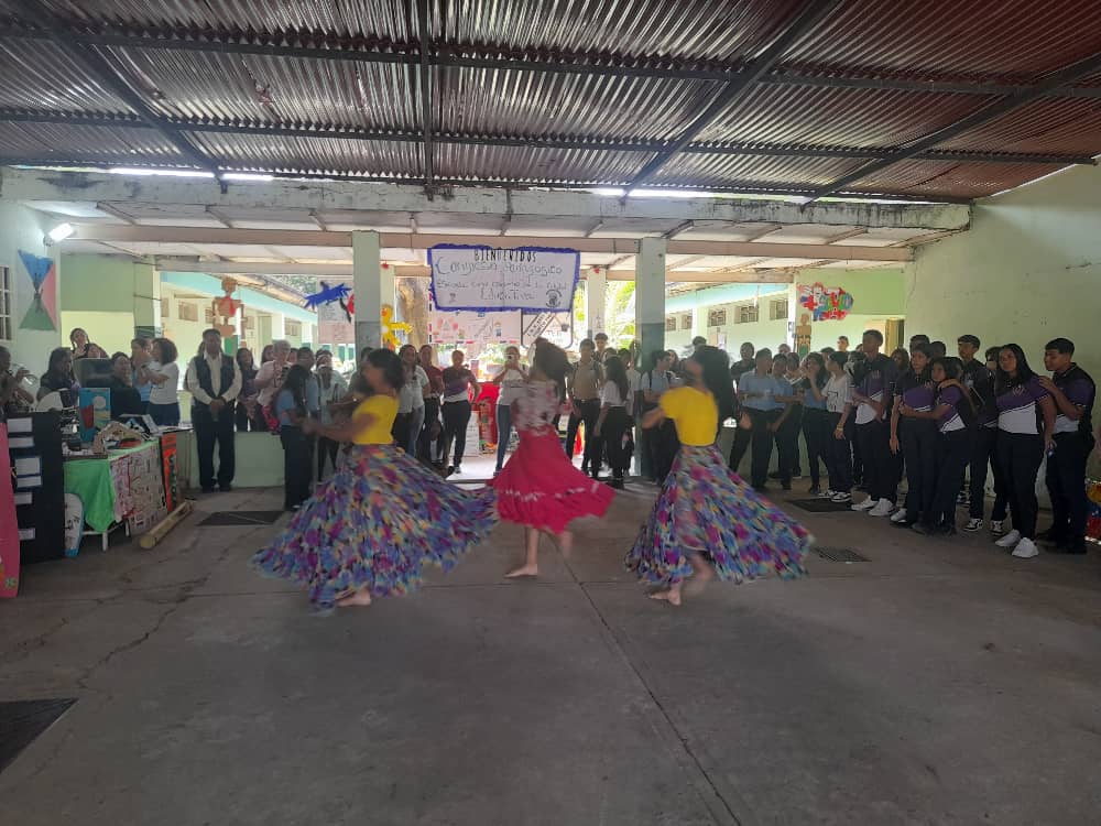 CDCEAragua's tweet photo. LNB Luis Beltrán Prieto Figueroa, Mcpio Libertador parroquia Palo Negro, Congreso Pedagógico segunda fase.
#VenezuelaPaísDeEsfuerzoPropio 
@NicolasMaduro 
@_LaAvanzadora 
@MPPEDUCACION 
@LeiraSuarezPsuv 
@Soykarinacarpio https://t.co/3CbTlCP3PK