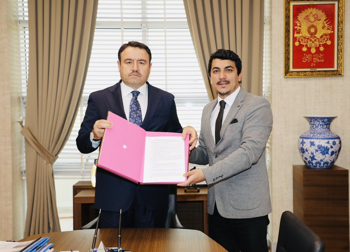 Şube Başkanımız A. Enes KARADAŞ

Kütahya İl Özel İdaresi ile patenti
Bem-Bir-Sen’e ait olan Sosyal Denge Sözleşmesini En Üst Oranda imzaladık. 

Sürece sağladığı değerli katkılarından dolayı Sayın Valimiz Musa IŞIN Bey’e şükranlarımızı sunuyoruz.