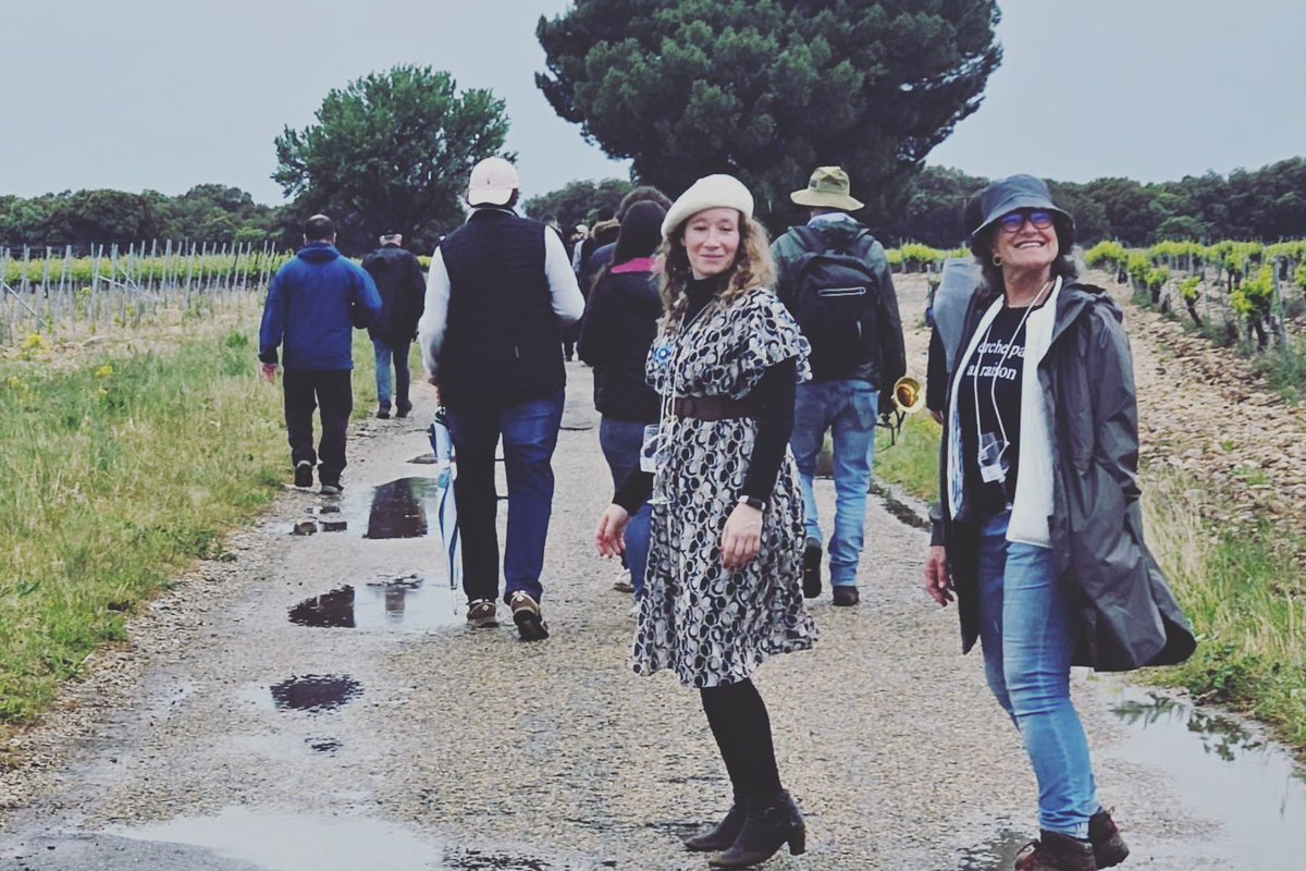 Florelle84's tweet photo. 🍷« la Vie n'est pas d'attendre que les orages passent, mais d'apprendre à danser sous pluie » 🥳
Balade Gourmande du #PlanDeDieu, une belle ambiance où l'amitié et le bon vin sont à l'honneur ❤️
Merci aux 100 bénévoles qui ont fait de cette journée une réussite!
#terroir https://t.co/JUPGSSxXag