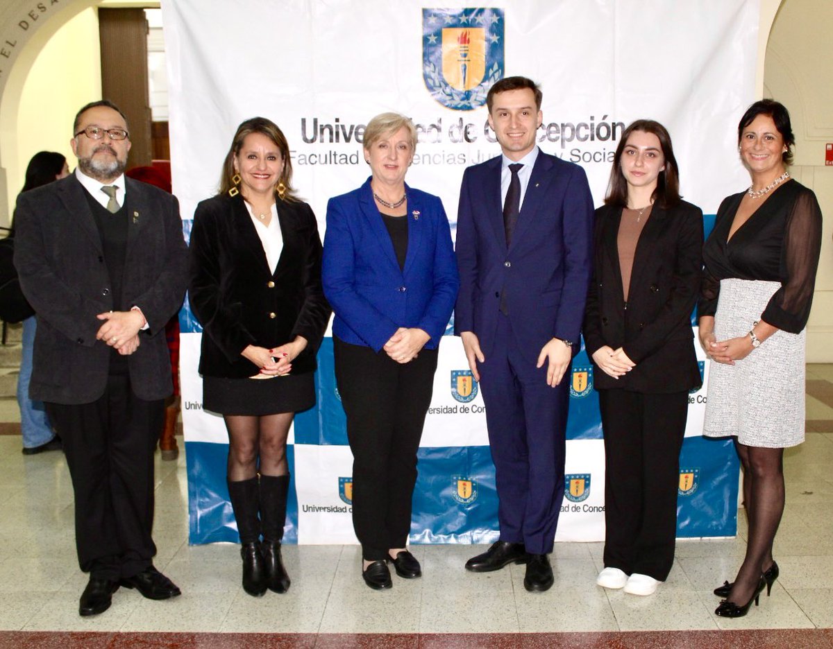 registro fotográfico de seminario internacional en Concepción “La situación de la infancia y juventud en la guerra de Ucrania” en que expusieron la embajadora del 🇬🇧 en 🇨🇱, @LouiseADeSousa y los analistas políticos ucranianos 🇺🇦 @O_Slyvchuk y @AlinaRohach #CátedraJeanMonnet