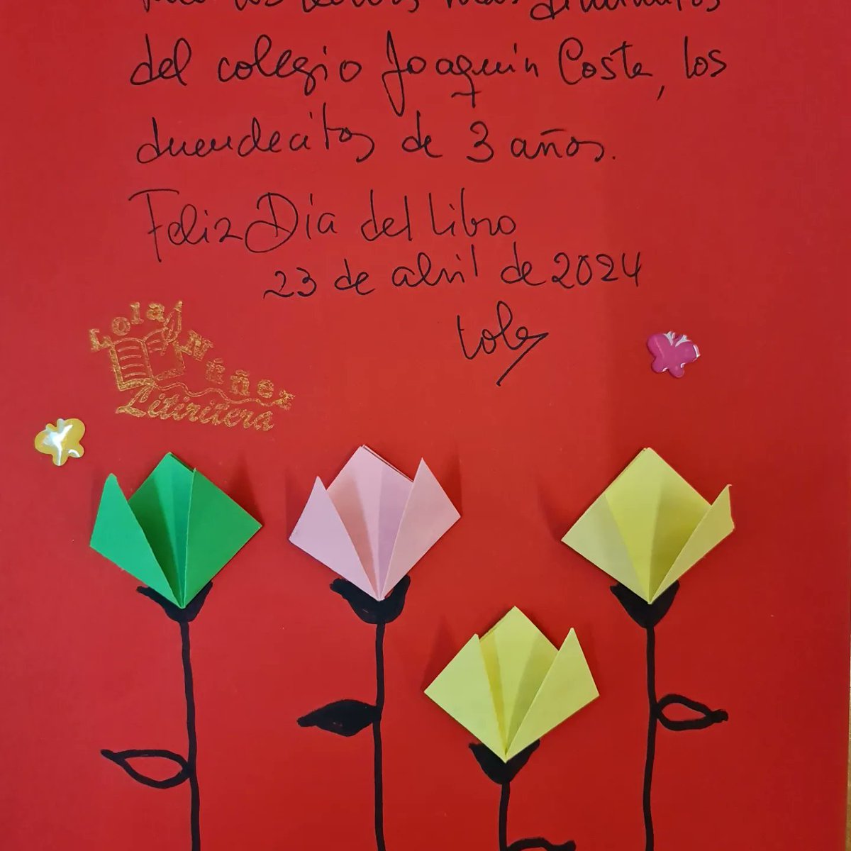 En el día del libro recibimos la visita de Lola Núñez, escritora de numerosos libros que tenemos en nuestro vome.
Nos contó unas historias fantásticas y nos escribió unas preciosas dedicatorias.
@lolanunezescritora 
#diadellibro2024 
#ceipjoaquincostaalcorcon