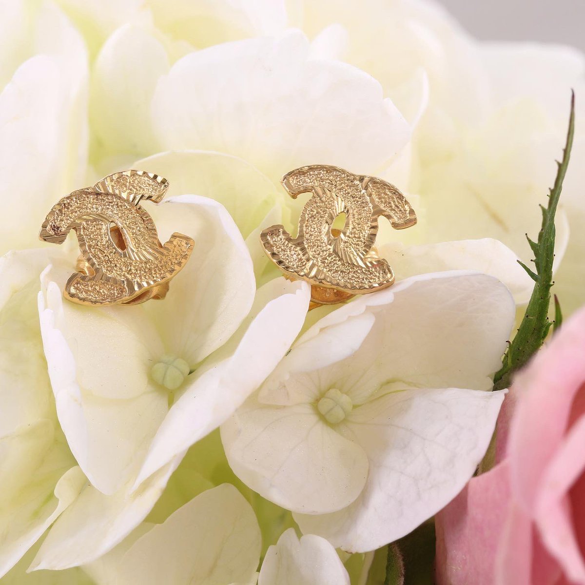 ✨ Celebrate Mom’s brilliance this Mother’s Day! ✨💖 Let her shine like never before! ✨ Buy now with 30% off, free shipping in EEUU, worldwide shipping available. Link in Bio. #MothersDayGifts #GoldEarrings #FineJewelry #GiftsForMom #777Jewelry