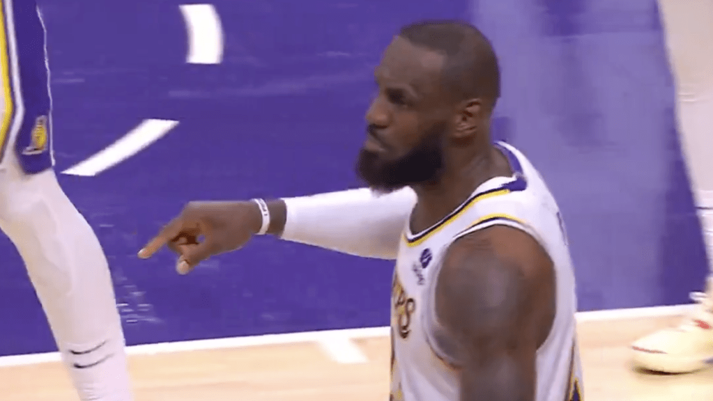 An enraged LeBron James went ballistic on the Lakers bench for not challenging a questionable call ftw.usatoday.com/2024/04/lebron…