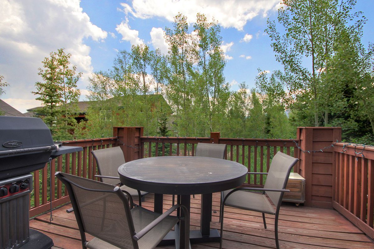 Imagine having a National Forest right out your back door.

This duplex puts hiking and snowshoeing trails at your fingertips. With room for 8, two living spaces, and an extra kitchenette, this rental offers plenty of room to enjoy.

📍Silverthorne, CO
🔗hubs.li/Q02vf1-N0