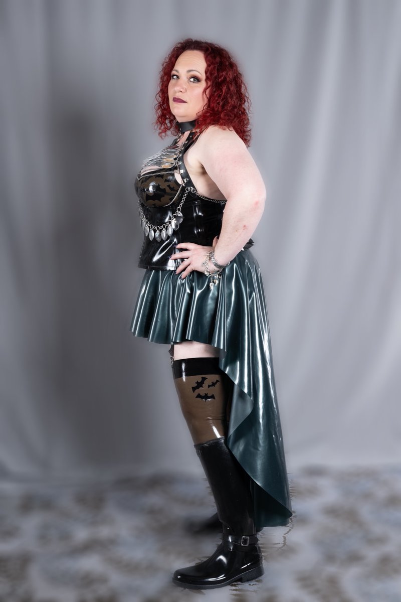 There’s always a time and place for #shiny stuff & #hunter #wellies mistresselaina.co.uk #latex #rubber #wellingtons @BreathlessLatex @7sinlatex 📸 Keith Barker 📍MACH2