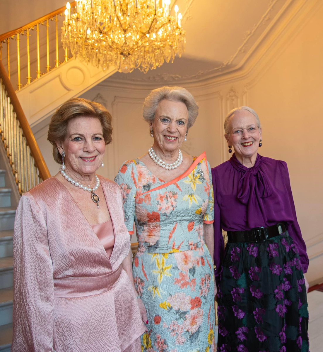 Princess Benedikte is joined by her sisters, Queen Margrethe and Queen Anne-Marie, for her 80th birthday celebration at Amalienborg. 📷 Kongehuset/Danish Royal Court