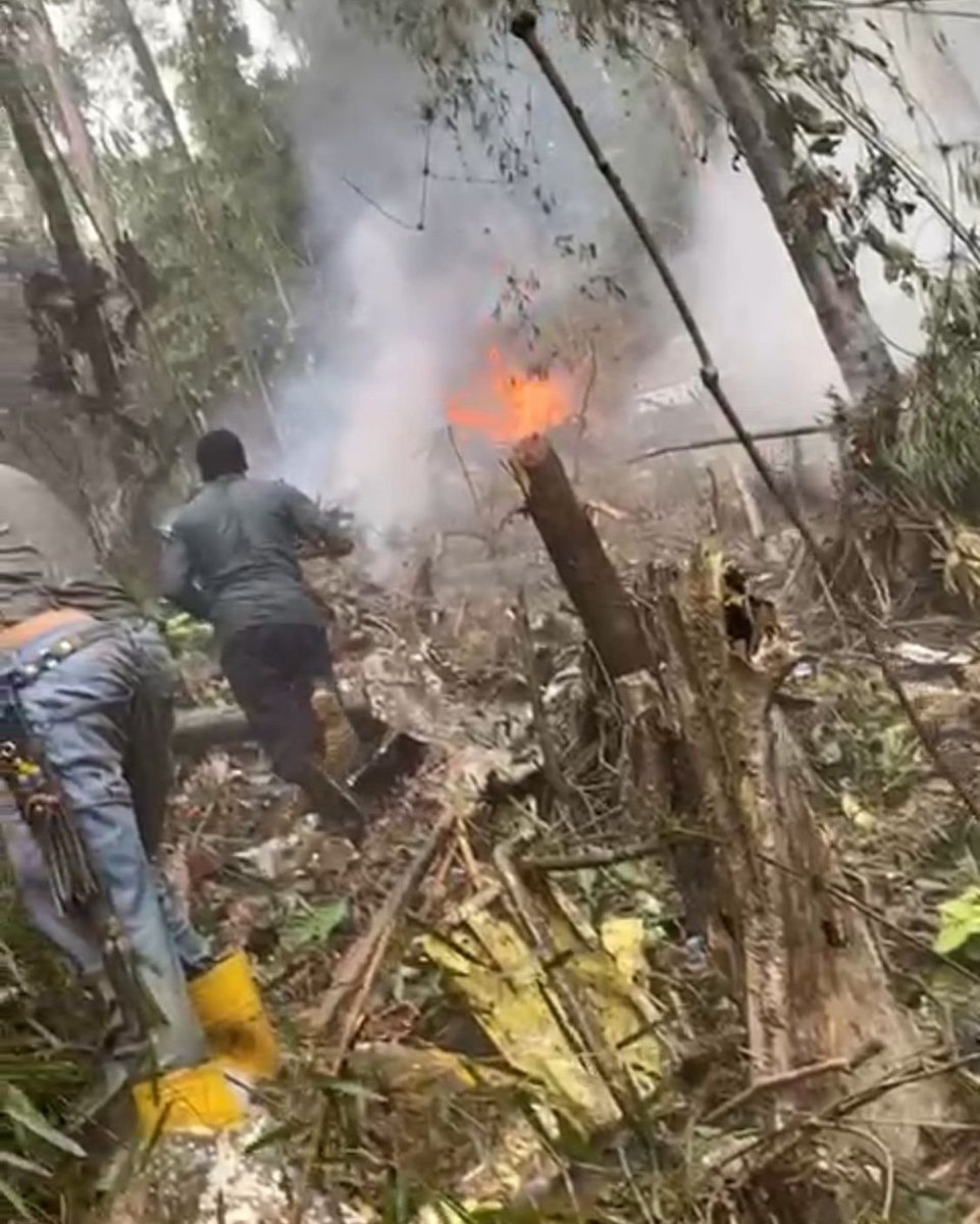 Imágenes de los primeros campesinos que llegan al lugar del accidente del helicóptero del ejército en el sur de Bolívar. En desarrollo..m