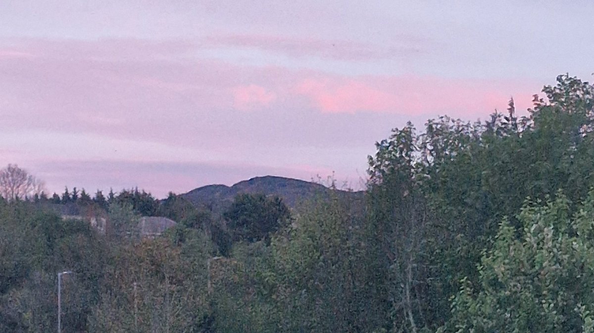 Beautiful pink sunset hue skies Dublin Road Newry 🌞🩷 @bbcniweather @WeatherAisling  @Louise_utv  @Rita_utv @WeatherCee @barrabest @angie_weather @geoff_maskell @katieandrewstv