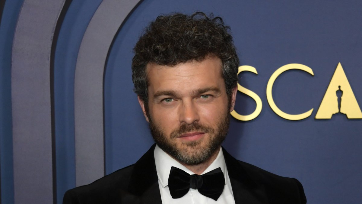 Alden Ehrenreich is the latest to join Zach Cregger's follow-up to #Barbarian, a new horror called Weapons. Learn more: empireonline.com/movies/news/we…