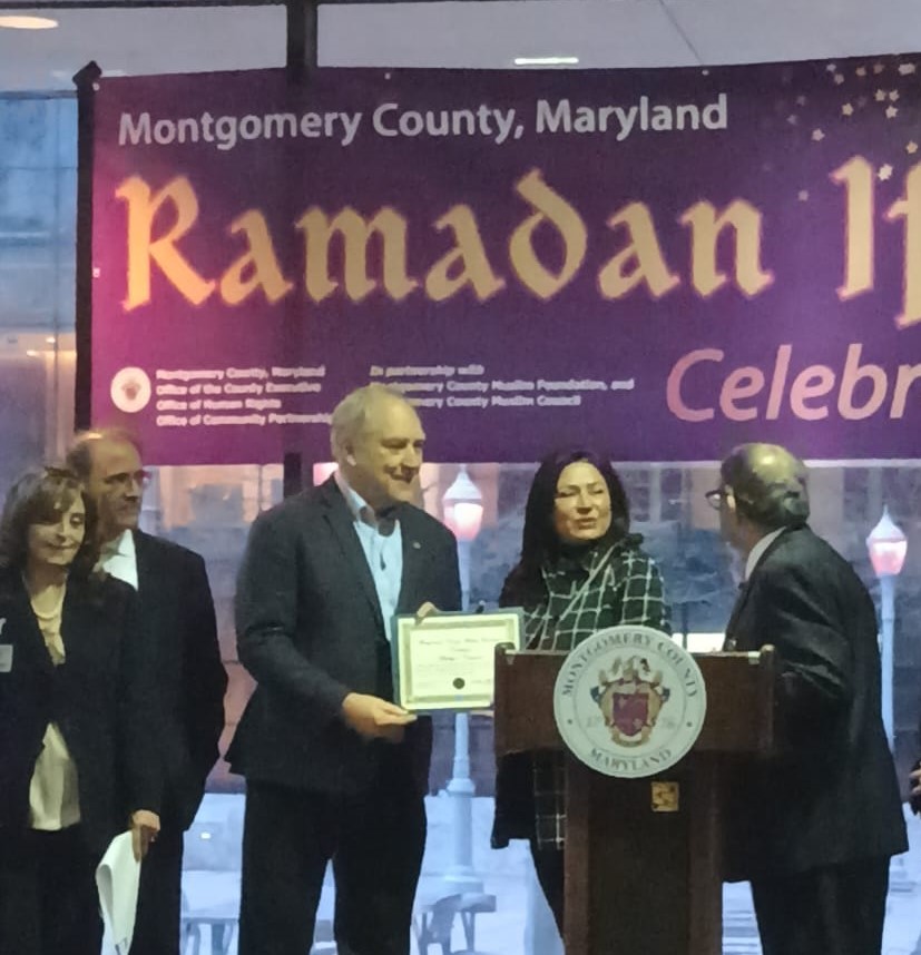 Linkages to Learning’s Madeleyne Castaneda was recognized for her dedication and leadership by the MoCo Muslim Foundation and the Montgomery Muslim Council! Her work serving the community is truly admirable. County Exec. Marc Elrich helped present this well-deserved award.