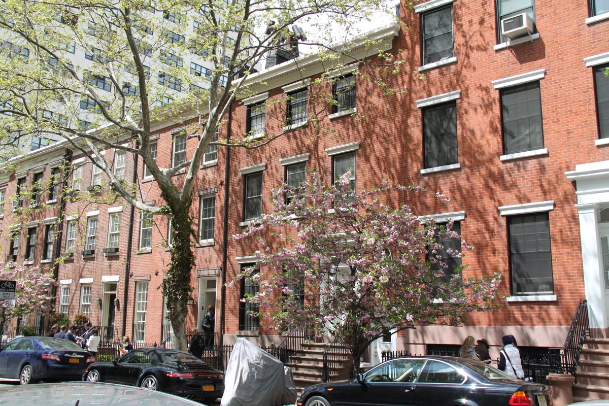 #OTD in 1969 the Greenwich Village Historic District was landmarked. Our 23rd Annual House Tour Benefit this Sunday features homes within the district, and the dazzling array of architectural styles for which it’s known. Here’s a peek at some of the houses:villagepreservation.org/2024/04/29/his…