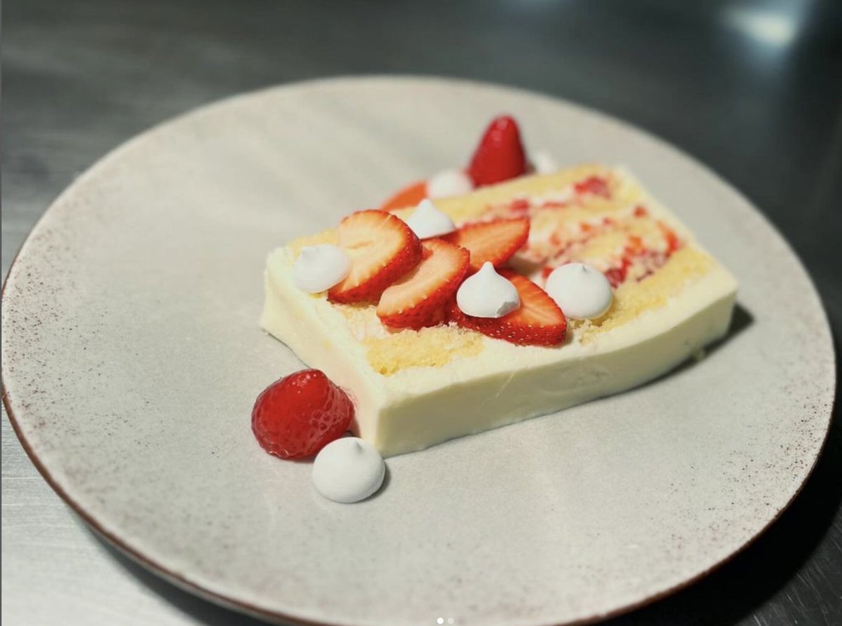 plateiaucla's tweet photo. Our luscious strawberry cake is pure bliss! 🍓🍰 Mascarpone, cream cheese frosting, dehydrated meringue, strawberry purée and mint syrup! 😋 

#strawberrycake #dessertdelight #sweettreats #cakelovers #larestaurants #mondayfunday #westwoodfood https://t.co/VkaTixLJof