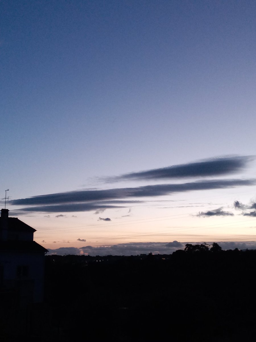 De uma pequena nuvem lenticular a várias delas e cada vez maiores

#Portugal @ipma_pt #meteo