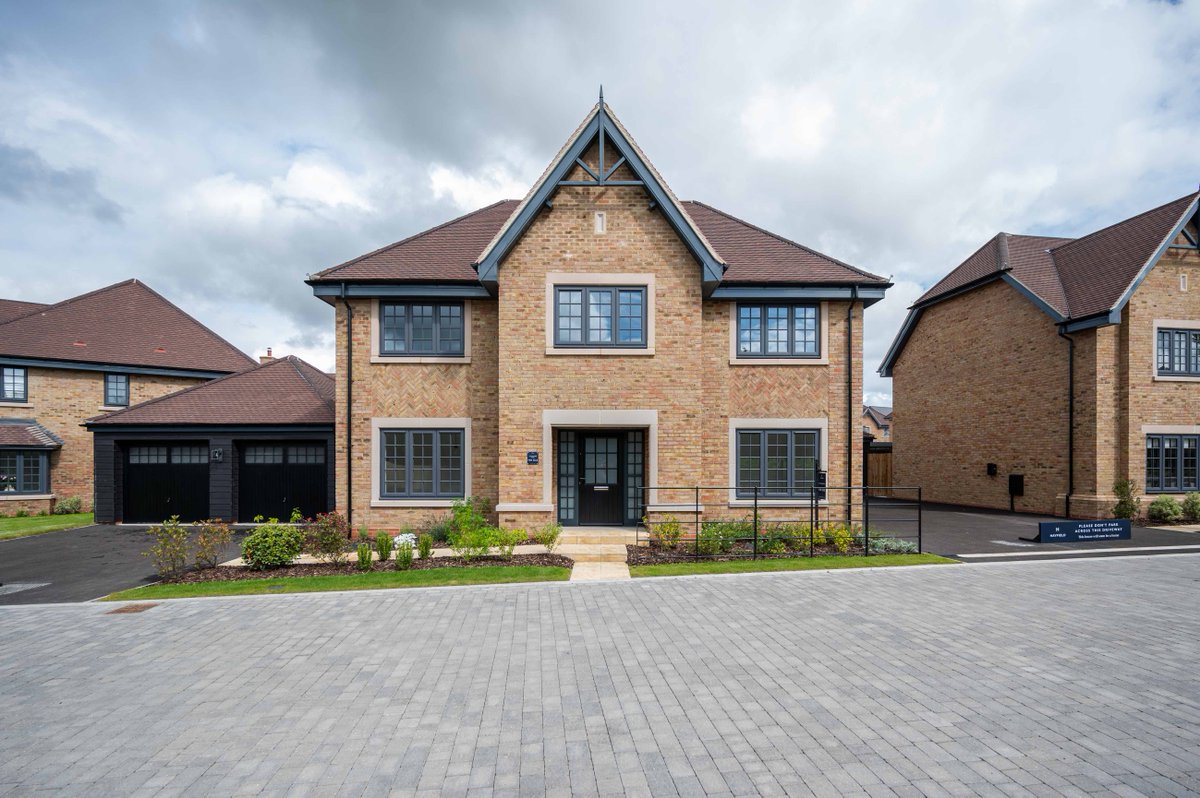 To achieve a luxurious finish at Hayfield Crescent, each home features a herringbone-bonded section across the front elevation. Implemented using the same bricks as the adjacent brickwork, this detail is subtle yet visually rewarding. Find out more here - bit.ly/3xJ7ot2.