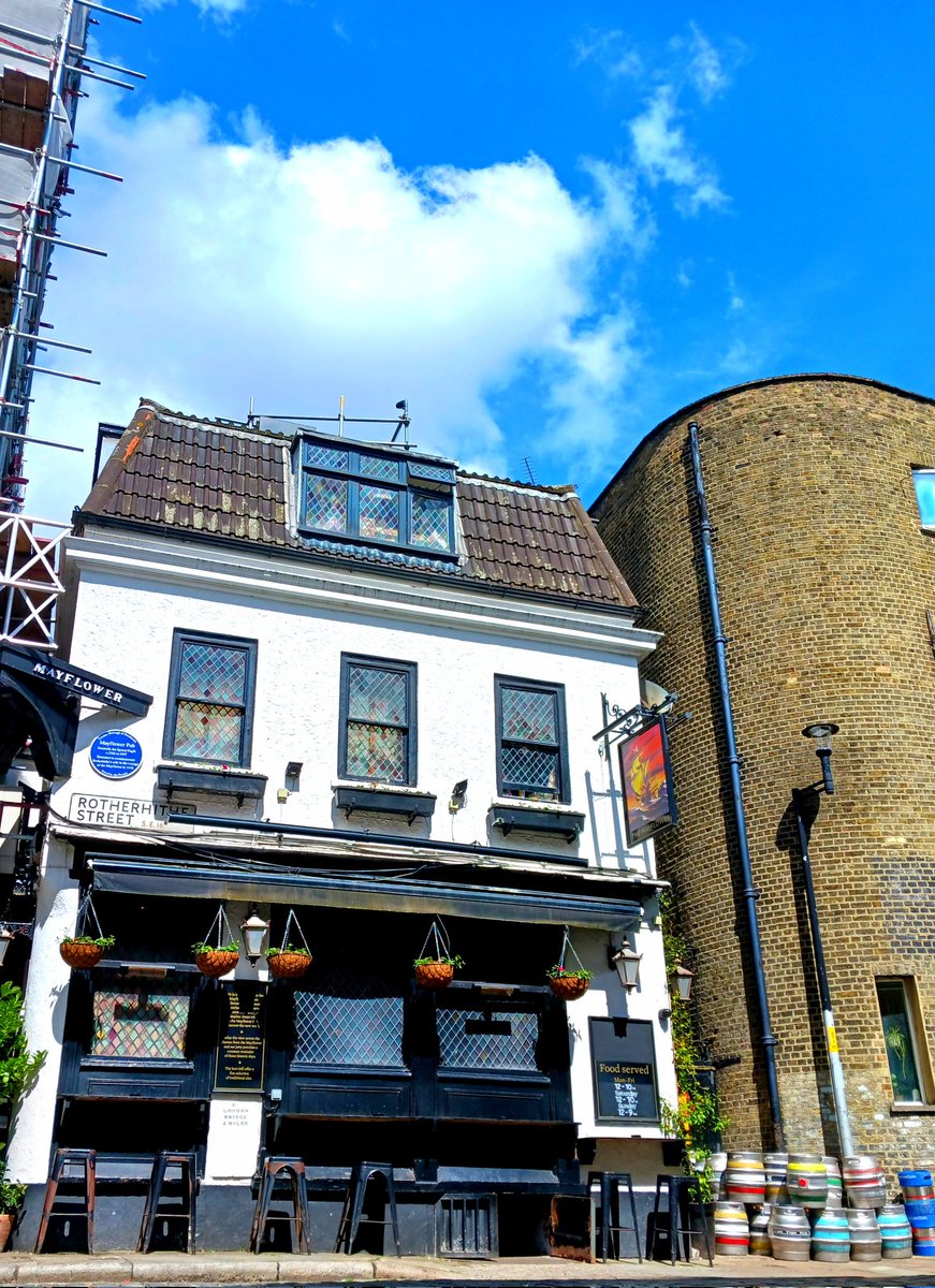 Monday Mayflower Mood is....morale-boosting. Blue skies were back above our ancient pub by the mighty Thames and warmer days are coming 🌤 🍻