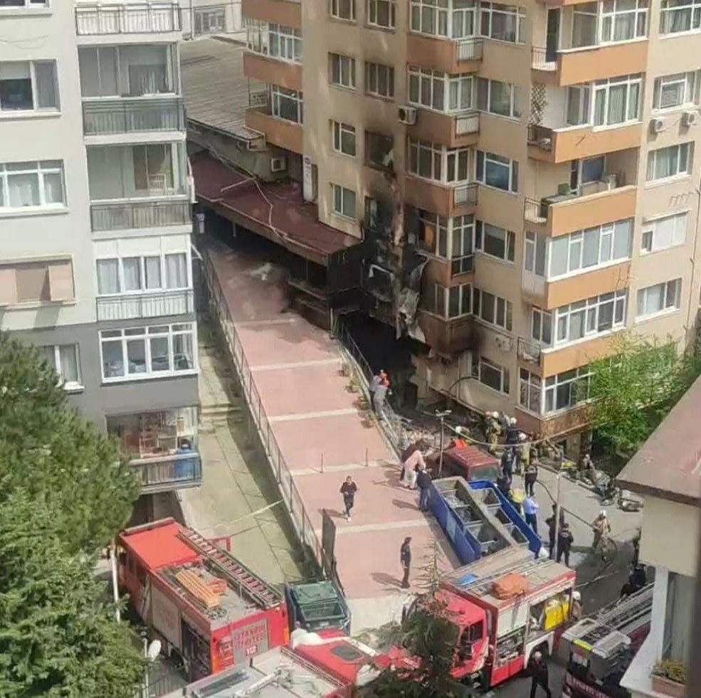 🔴 CHP'den #1Mayıs işçi Bayramı yüzsüzlüğü! 📍İçişleri bakanlığı 'Taksim'de kutlama yapılmayacak' açıklamasına rağmen CHP Taksim'e çıkacaklarını açıkladı 📍Daha 1 ay önce 1 km aşağıda CHP'li belediyenin sorumluluğunda ki Beşiktaşta 29 işçinin yanarak öldüğü yer. 📍CHP ve
