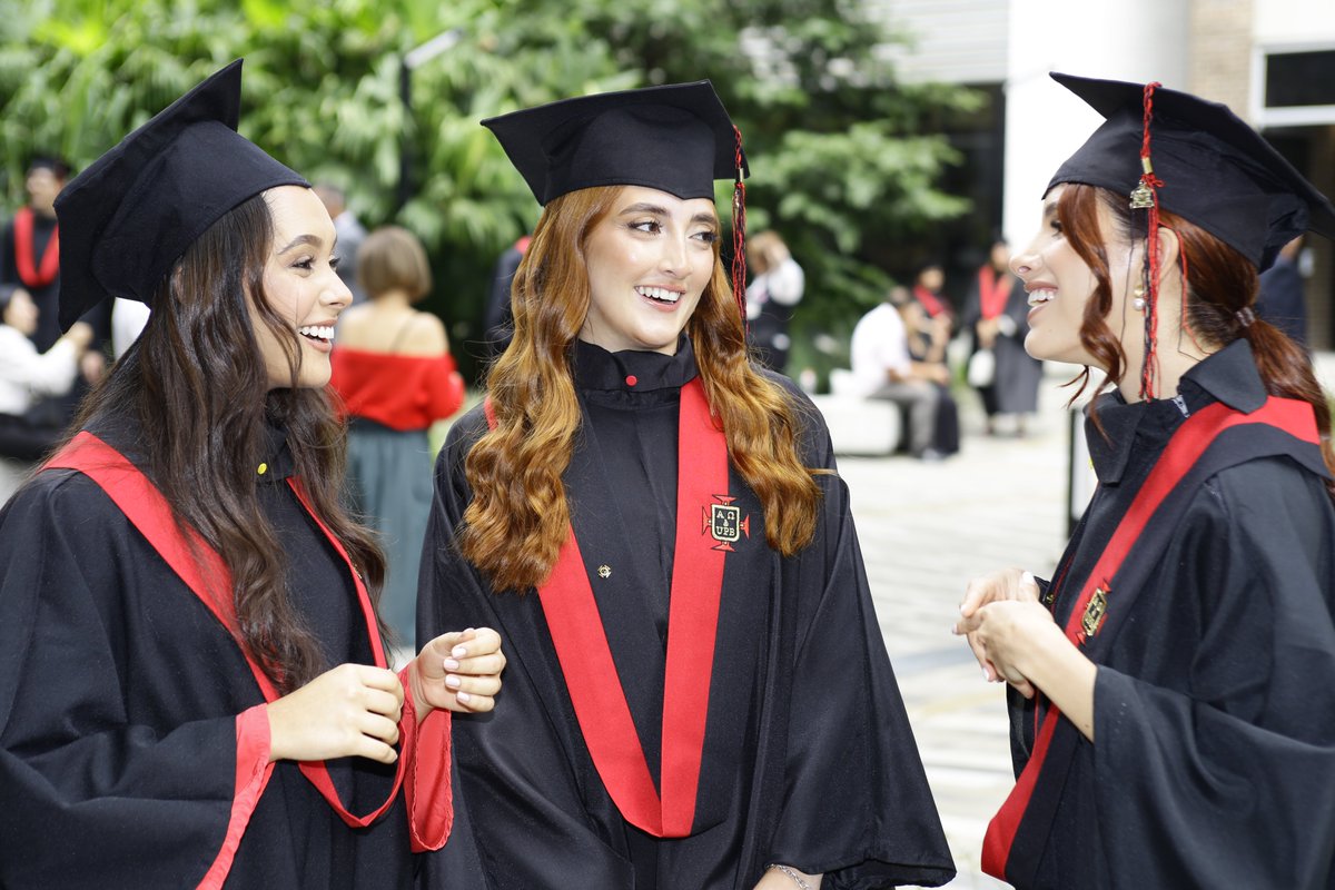 ¡Qué alegría verte cumpliendo tus sueños!👩‍🎓👨‍🎓 Recuerda que no hay límites cuando quieres algo con todo tu corazón❤️🖤. Felicitamos a nuestros nuevos graduados, estamos seguros de que dejarán una huella imborrable en la sociedad. #SoyOrgullosamenteUPB #SinLímites