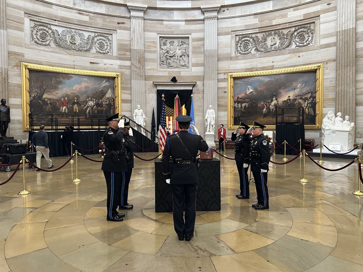 Taking a moment this afternoon in the U.S. Capitol to honor the last surviving Medal of Honor recipient from the Korean War. foxnews.com/politics/last-…