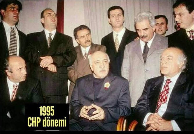 Yıl 1995 Fotoğrafta Fetö elebaşı ile aynı karede olanların hepsi CHP'li, henüz Ak Parti kurulmamış! Dikkatinizi çekerim!