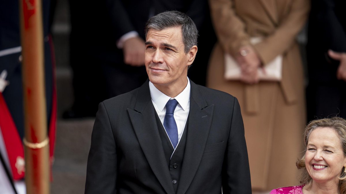 Rafael_Narbona's tweet photo. PEDRO SÁNCHEZ DEBE GIRAR A LA IZQUIERDA

Celebro que Pedro Sánchez no haya dimitido y espero que su decisión signifique realmente un punto y aparte. El actual gobierno debe adoptar una política más firme en el terreno de los derechos y las libertades. Es prioritario acabar con el golpismo del poder mediático y judicial. Hay que frenar la máquina de fango de una derecha cada vez más reaccionaria y demagógica. Y esa medida no podrá aplicarse sin un compromiso más firme con los sectores más vulnerables de la sociedad. El felipismo representó la corrupción del ideario socialdemócrata, pues impulsó políticas neoliberales, favoreció la especulación inmobiliaria, recurrió al terrorismo de estado, debilitó a los sindicatos y toleró la corrupción. 

Pedro Sánchez asumió el reto de devolver al PSOE su identidad progresista, pero en muchos temas su posición ha sido decepcionante. Entre otras cosas, no movió un dedo para frenar el acoso sufrido por los líderes de Podemos, le dio la espalda al pueblo saharaui, se alineó con la OTAN en la guerra de Ucrania -un conflicto promovido por EEUU por razones económicas y geoestratégicas-, no apoyó la ley del "solo sí es sí"-boicoteada por esos mismos jueces neofranquistas que han admitido a trámite una querella indigna e ilegal contra su mujer- y excluyó a los “perros de caza y trabajo” (las principales víctimas del maltrato animal) de la ley de bienestar animal.

Si quiere conservar el apoyo de los votantes de izquierdas, Pedro Sánchez debe cambiar de rumbo. Debería adoptar medidas contra la especulación inmobiliaria, mejorar los salarios -raquíticos e insuficientes-, incrementar los presupuestos de la educación y la sanidad públicas, invertir en investigación científica y humanística, solidarizarse con los pueblos oprimidos, como los palestinos y los saharauis, reconocer el carácter plurinacional del Estado español, profundizar la igualdad de género, combatir eficazmente la violencia machista, derogar la Ley Mordaza, garantizar los derechos ciudadanos neutralizando los abusos de poder judicial y policial, legislar contra los bulos y las campañas de desestabilización. 

Podemos fue una respuesta necesaria a la derechización del PSOE, pero su proyecto perdió credibilidad al asumir la agenda de la izquierda posmoderna: lenguaje inclusivo, cultura de la cancelación, teoría queer, demagogia revolucionaria. España necesita una izquierda ilustrada y con sentido del Estado, capaz de ilusionar a la ciudadanía que sueña con un porvenir más justo, libre e igualitario. Si ese proyecto no cuaja, el futuro lo escribirá la ultraderecha, situando a España en la órbita del trumpismo y el neofascismo. 

Rafael Narbona