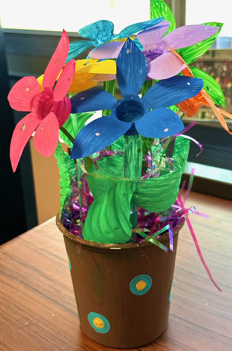 Betsy Ross created wonderful items out of waste! Here are some additional examples of creative student artwork where students turned things we throw away into recycled works of art! #myeARTh