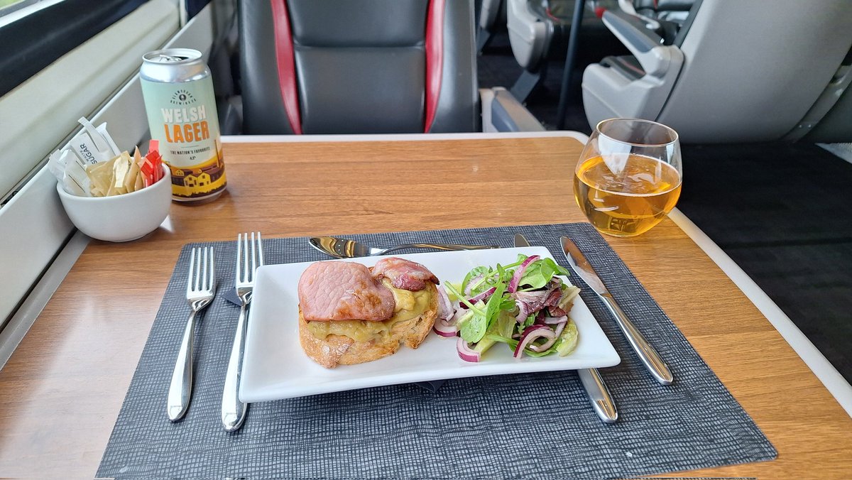 Everything is freshly prepared by the chef, even the sandwiches in the buffet. But I didn't come all this way to have sandwiches. Here is the Welsh Rarebit for starter.