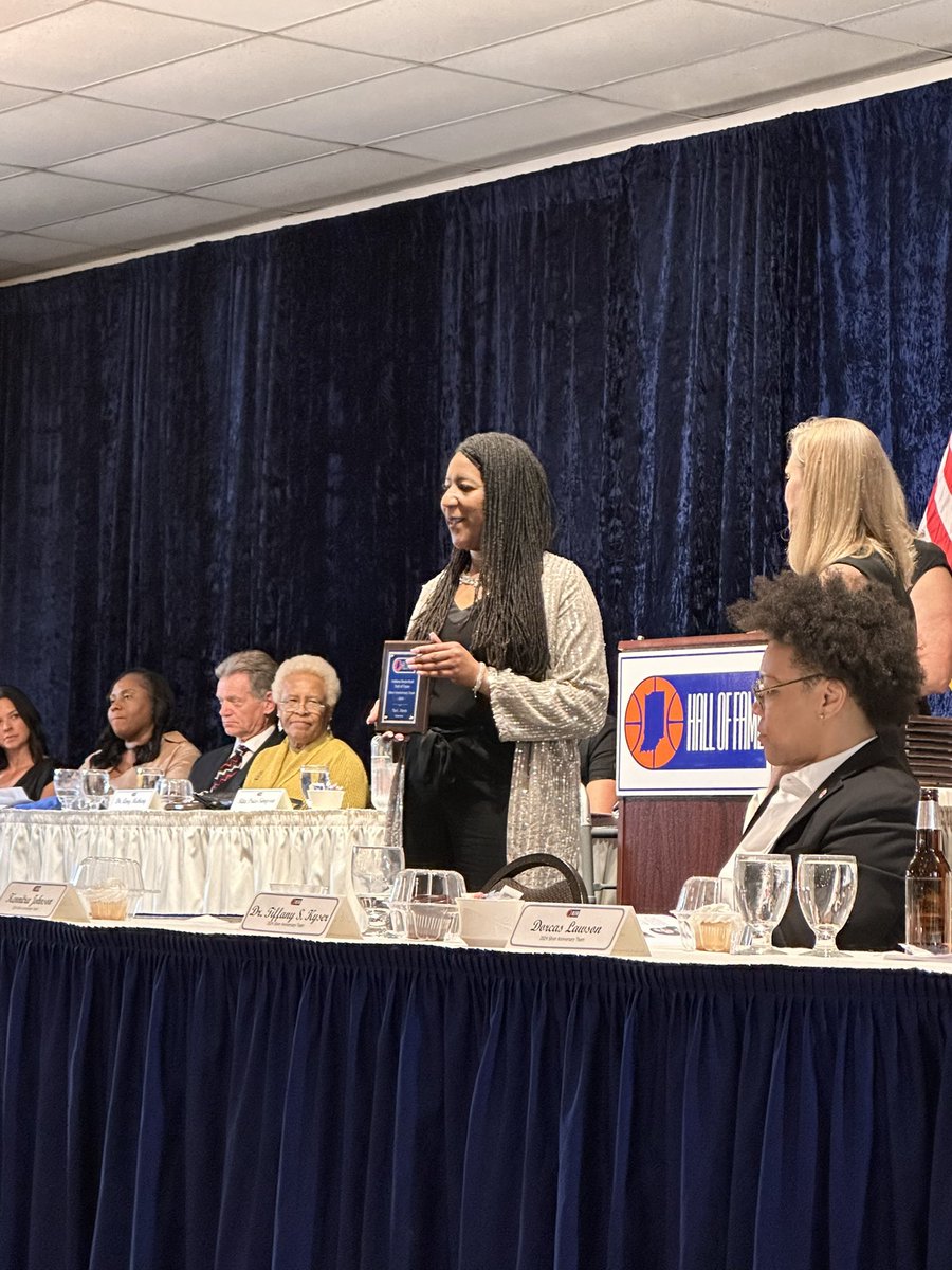 Officially a 𝗛𝗔𝗟𝗟 𝗢𝗙 𝗙𝗔𝗠𝗘𝗥 👏

Congrats to Tia Davis, who was honored on Saturday as part of the Indiana Basketball Hall of Fame 2024 Women’s Silver Anniversary Team!

#TeamToledo