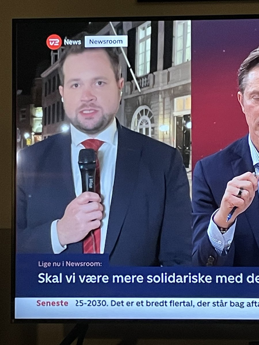 chmpagnesoc's tweet photo. På @tv2newsdk debaterer @AndersVistisen flygtninge med @BosseStine. Men hvem fanden har givet ham den mikrofon? Han ligner lidt en bustursguide der ikke aner hvor bussen er på vej hen #euvalg #dkpol https://t.co/DcY177tDFG